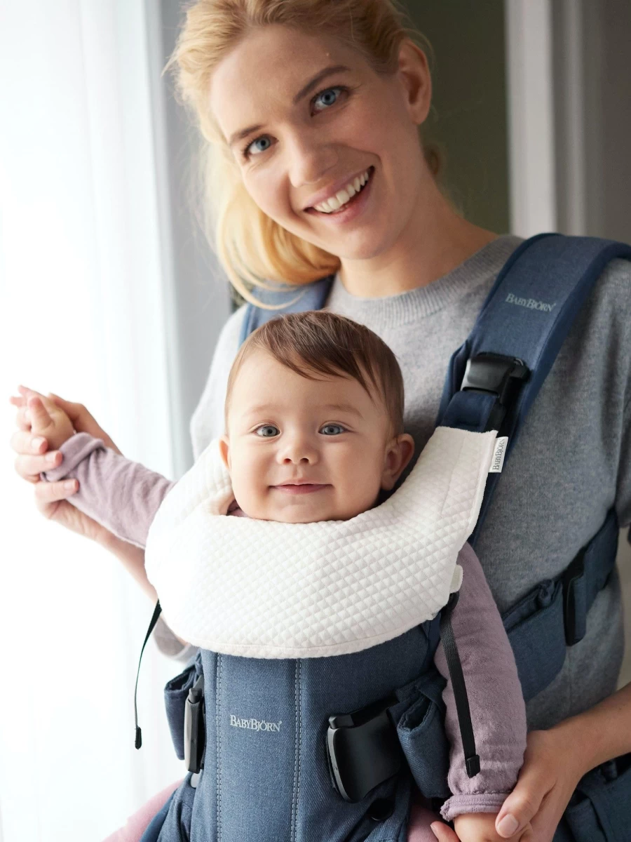 BabyBjörn Baby Carrier Bib – Adjustable & Easy-Clean Feeding Accessory for Infants